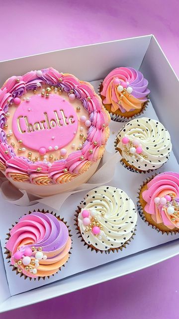 Cakes And Cupcakes Designs, Bento Box Cake And Cupcakes, Box Of Cupcakes, Cake With Cupcakes Design, Mini Cake Box Ideas, Cake Bento Box Ideas, Cupcake Cake Designs Birthday, Bento Box Cake With Cupcakes, Cupcake Cakes Designs