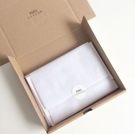 Sello en varias partes, muy personalizado Bonnie Und Clyde, Interaktives Design, Ecommerce Packaging, Tie Gift Box, Packaging Diy, Packaging Ideas Business, Clothing Packaging, Small Business Packaging Ideas, Fashion Packaging