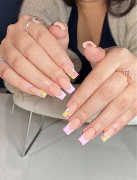 Colored French Tip Nails Coffin Short, Simple Spring Square Nails, Spring Nail Set Acrylic, Spring Nails With Charms, Trendy Spring Nails 2024 Square, Square French Tip Acrylic Nails Summer, French Tip Acrylic Nails Spring, Spring Nails Medium Length, Spring Nail Acrylic