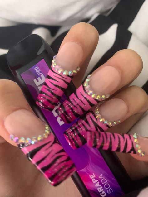 Y2k Nails Mcbling, Bad Acrylics, 2000s Fashion Nails, Y2k Mcbling Pfp, Bimbocore Nails, Y2k Mcbling Nails, Mc Bling Nails, Rokku Gyaru Nails, Trashy Y2k Pfp