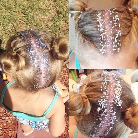 15 ideas de cabello con glitter. Glitter roots. Glitter hair. Glitter trend. Niña rubia con chongos y brillos en su raíz 5 Birthday Party Ideas, Stand Glitter, Glitter Roots, Glitter Tip Nails, Glitter Bar, Hair Styels, Hair Glitter, 5th Birthday Party Ideas, Ombre Nails Glitter