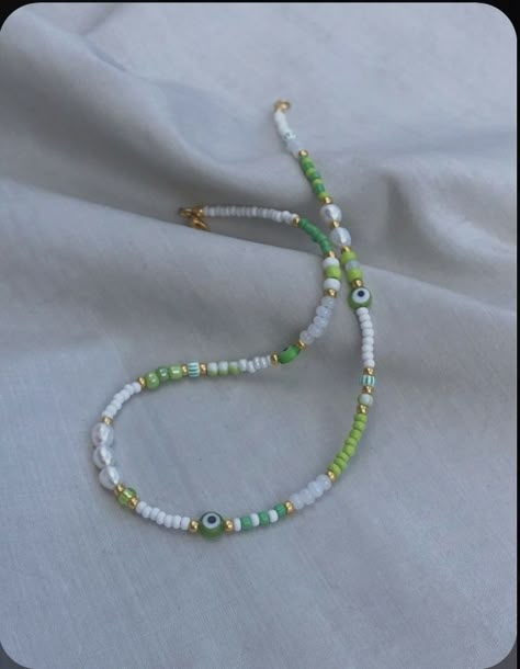 Pearl Necklace Diy Ideas, Green Diy Jewelry, Pearl Seed Bead Necklace, Minimalist Beaded Jewelry, Cute Necklaces Beads, Beaded Jewellery Ideas, Beads Jewellery Designs Ideas, Cute Necklace Ideas, Trendy Necklaces Jewelry Trends