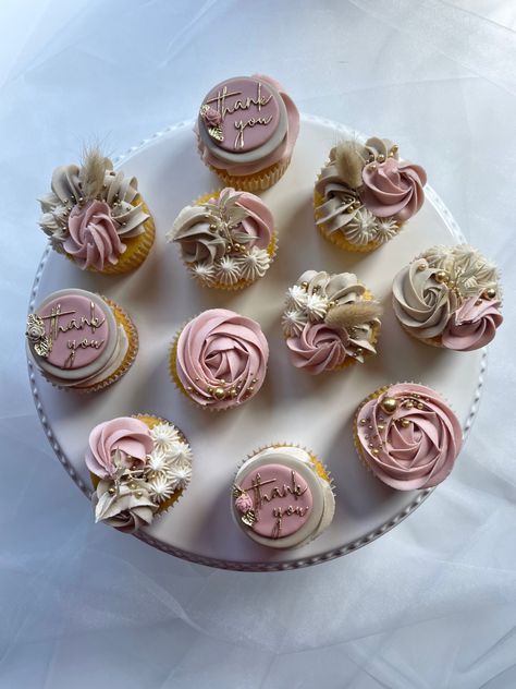 IG: Lindas_cupcakes_and_cookies High Tea Cupcakes, Quince Cupcakes, Tea Cupcakes, Birthday 21, Eid Cake, Tea Cup Cake, Wedding Cake Pops, Cupcakes Ideas, Cupcake Cake Designs