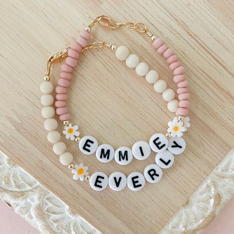 The cutest name bracelets 💕 Beaded Bracelets With Names, Name Bracelets Diy, Bracelet Ideas For Kids, Name Bead Bracelet, Manik Manik, Name Bracelets, Selling On Instagram, Iphone Wallpaper Pattern, Diy Bracelet Designs