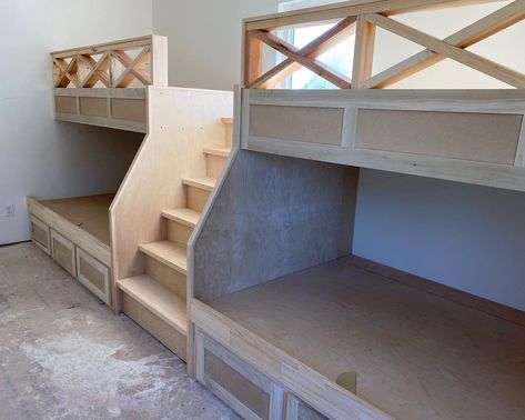 Built In Bunk Beds With Stairs, Bunk House Ideas, Gamer House, Lakehouse Remodel, Bunk Bed Steps, Corner Bunk Beds, Barndo Ideas, Bunk Bed Plan, Modern Loft Bed