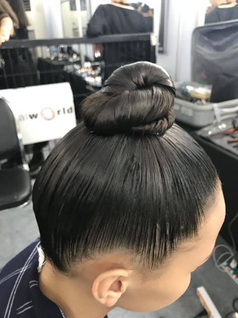 Wet Bun Hairstyles, Bun For Very Long Hair, Bun Hairstyles Sleek, Twist Braids Ponytail, Sleek Hair Bun, Topknot Bun, Hair Bun Ideas, Sleek Bun Hairstyles, Best Buns