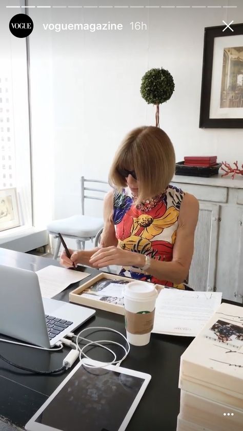 Anna Wintour Anna Wintour Aesthetic, Anna Wintour Office, Anna Wintour Outfits, Magazine Vogue, Anna Wintour, Conde Nast, 2025 Vision, Office Style, Dream Job