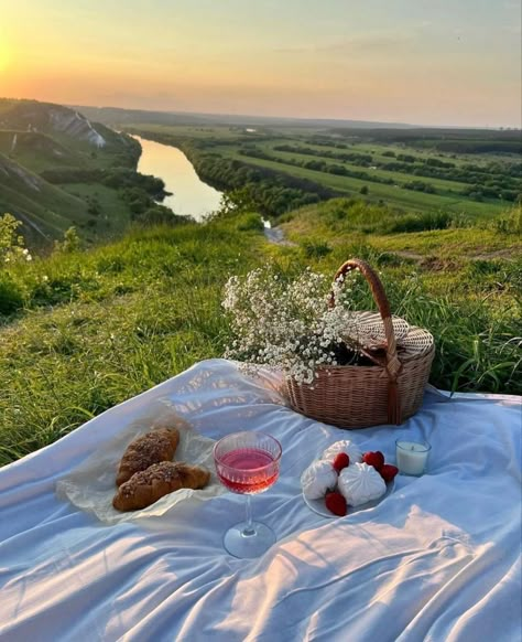 Picnic Field Aesthetic, Spring Cottage Aesthetic, Cute Happy Aesthetic, Spring Aesthetic Food, Picnic Aesthetic Spring, Aethstetic Picnic, Picnic By The Sea, Summer And Spring Aesthetic, Picnic In Nature