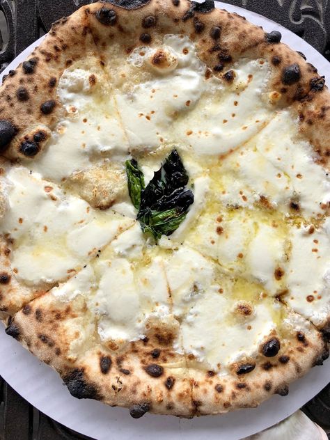 Here, the 7 best pizzerias for a Neapolitan pie in the city that birthed the world’s favorite food (over 5 billion pizzas are eaten annually)! https://italysegreta.com/the-7-best-pizzerias-in-naples/ Napolitana Pizza, Naples Food, Napoli Pizza, Calzone Recipe, Pizza Stromboli, Neapolitan Pizza, Margherita Pizza, Naples Italy, Slow Food