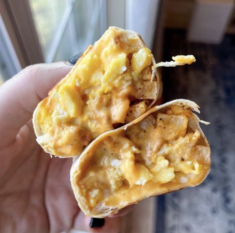 Copycat Taco Bell fiesta potato breakfast burrito -just three points on Weight Watchers Blue Taco Bell Fiesta Potatoes, Potato Breakfast Burrito, Weight Watchers Pumpkin Muffins, Fiesta Potatoes, Taco Bell Breakfast, Copycat Taco Bell, Taco Bell Recipes, Potato Breakfast, Breakfast Burritos Recipe