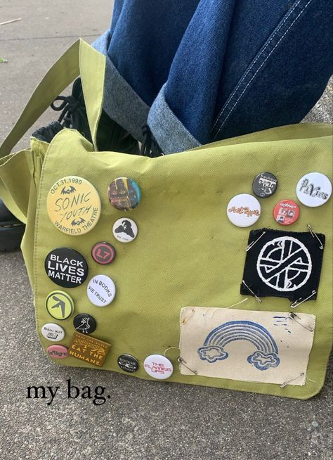 Decorated Backpack Ideas, Patchwork Messenger Bag, Decorated Messenger Bag Aesthetic, Messenger Bag With Pins, Bag With Patches, Messanger Bag, Artsy Aesthetic, Decorated Bags, Hippie Aesthetic