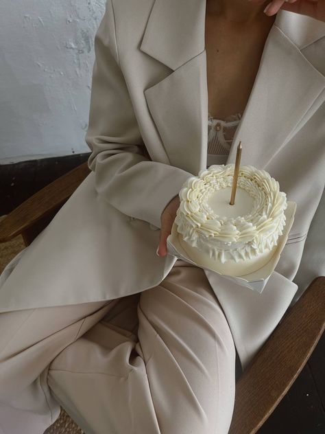 32 Birthday, Beauty Shoot, Beige Aesthetic, Instagram Inspiration, Travel Aesthetic, Aesthetic Photography, White Photography, The Sims, Birthday Cake