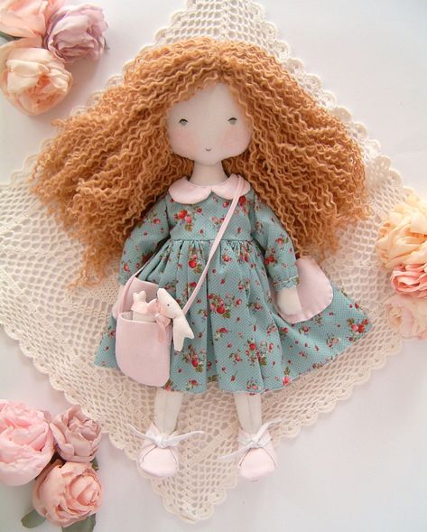 Introducing Mia's handmade Waldorf doll. Mia is a handmade Waldorf doll, she really likes wildflowers. He introduces his companions to the wild flowers of the field, which they collect and dry. and put it in a vase in their room. Homemade Dolls Easy, Cotton Doll Pattern, Rag Doll Faces, Brown Hair With Pink, Muslin Doll, Dolls For Girls, Diy Rag Dolls, Fabric Doll Pattern, Soft Baby Dolls