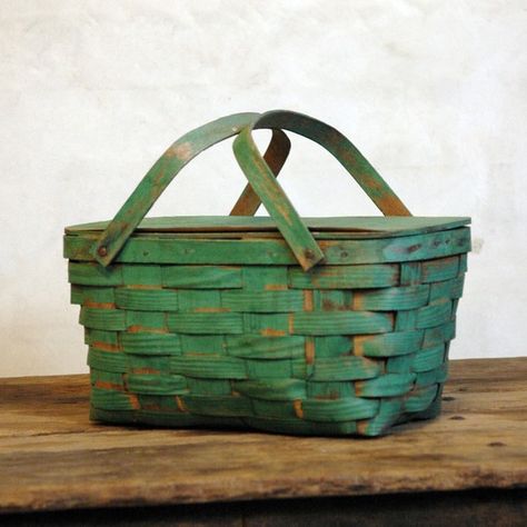 Green Picnic Basket, Picnic Company, Green Picnic, Vintage Picnic Basket, Picnic Summer, Green Basket, Painted Baskets, Old Baskets, Picnic Baskets