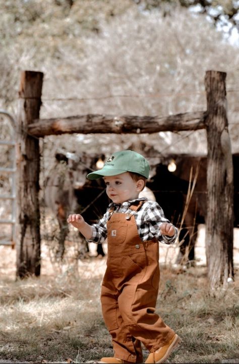 Farmer Outfit Kids, Levi Birthday, Farmer Baby, Baby Surf, Farmer Outfit, Boys Birthday Outfits, Farm Fashion, Easter Photoshoot, Farm Theme Birthday