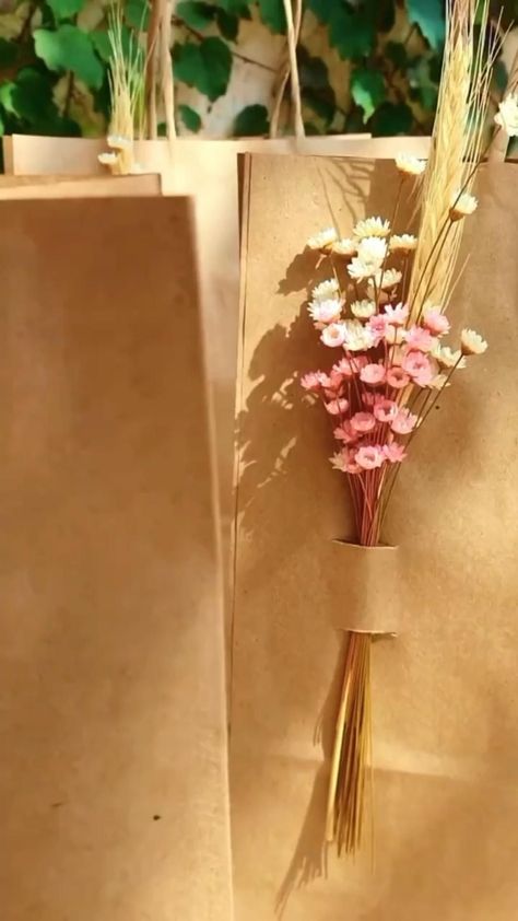 Gift Tag Packaging, Diy Brown Bag Gift Bags, Pretty Gift Bags Packaging Ideas, Brown Bag Gift Ideas, Gift Bag Centerpiece Ideas, Brown Bag Decorating Ideas, Plant Gift Wrapping Ideas, Paper Bag Wrapping Ideas, Packaging With Flowers