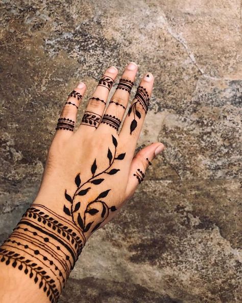 Line Henna Design, Simple Eid Henna, Simple Henna Designs Palm, Simple Foot Henna, Arm Doodles, Henna Designs Arm, Palm Henna Designs, Henna Designs For Eid, Small Henna Designs