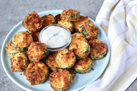 Baked Zucchini Chips, Easy Oven Recipes, Zucchini Pommes, Parmesan Zucchini Chips, Zucchini Chips Recipe, Zucchini Recipes Baked, Parmesan Chips, Zucchini Chips Baked, Baked Zucchini