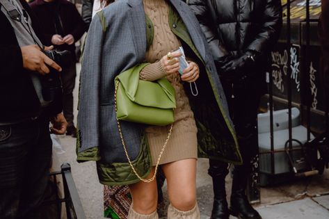 Jw Anderson Bag, Bottega Veneta The Pouch, Chanel Clutch, Street Style Bags, Fast Fashion Brands, Expensive Handbags, Nyfw Street Style, Bow Bag, Popular Bags