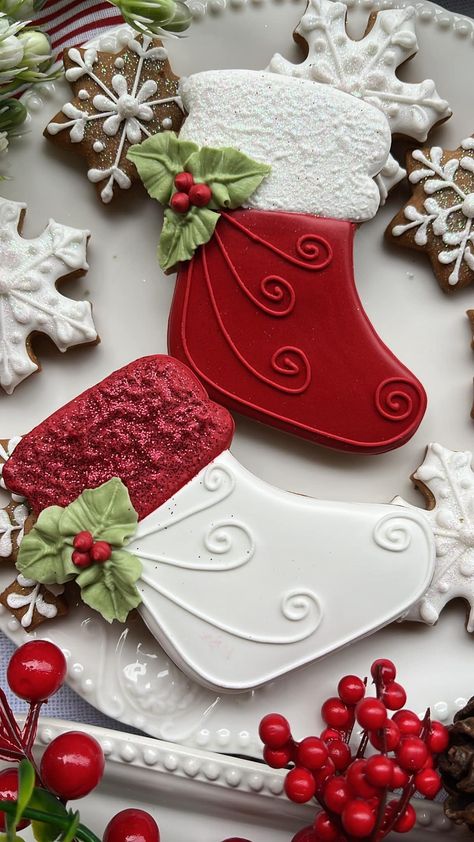 Stocking Cookies, Christmas Stocking Cookies, Royal Icing Christmas Cookies, Royal Icing Cookies Recipe, Christmas Sugar Cookies Decorated, Cute Christmas Cookies, Winter Cookie, Sugar Cookie Designs, Xmas Cookies