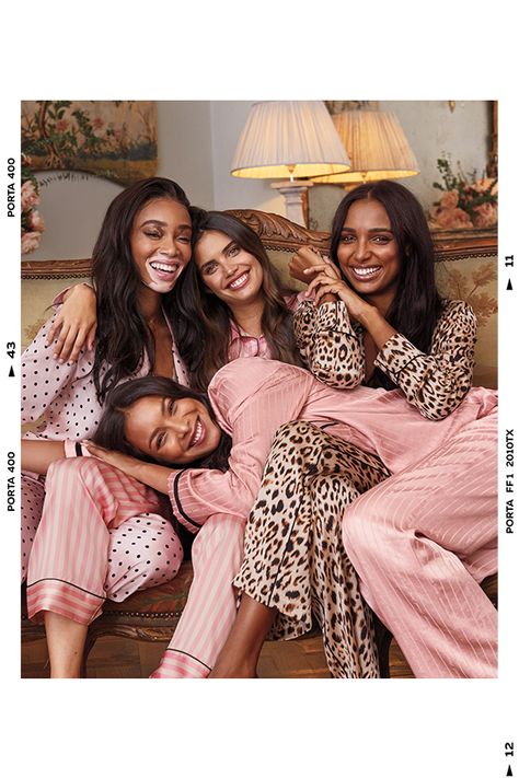 Pajama Photoshoot, Pajama Party Outfit Ideas, Pajama Party Outfit, Classy Bachelorette Party, Bridesmaid Photoshoot, Pyjama Party, Pj Party, Party Photoshoot, Winnie Harlow