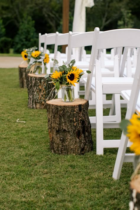 Sunflower Wedding Aisle Decorations, Sunflower Wedding Arch, Country Wedding Ceremony, Wedding Aisle Outdoor, Anemone Wedding, Wedding Ceremony Invitations, Rustic Summer Wedding, Sunflower Theme, Sunflower Themed Wedding