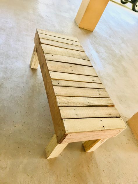 Pallet Bench Outdoor, Easy Woodworking Projects For Beginners, Woodworking Projects For Beginners, Covered Patio Design, Construction Fails, Outdoor Furniture Diy Easy, Pallet Bench, Outdoor Wood Furniture, Pallet Ideas Easy