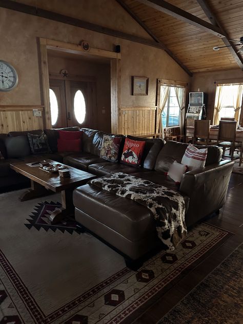 Lodge Aesthetic Living Room, Old Western Interior Design, Old Western Living Room, Cowboy Aesthetic House, Cowboy Decor Living Room, Western Dog Room, Old Western House Interior, Cowboy House Interior, Western Aesthetic House