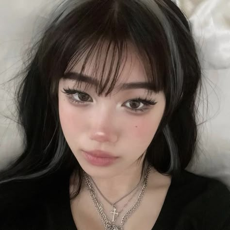 Makeup With Bangs, Maquillaje Y2k, Pump Lips, Egirl Makeup Looks, Soft Grunge Makeup, Hairstyles With Curled Hair, Melting Balm, Curled Hairstyles For Medium Hair, Egirl Makeup