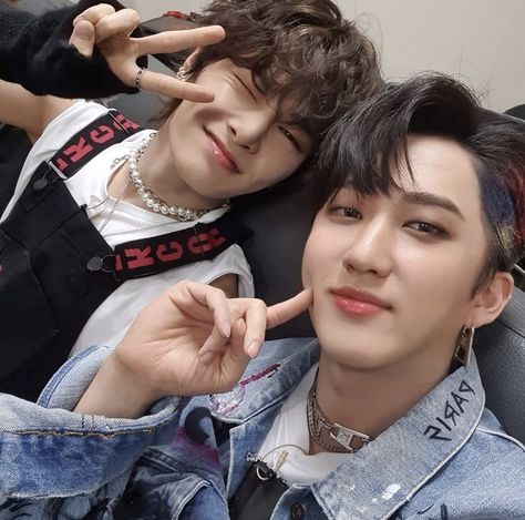 changbin and jeongin selfie icon Young Men, Ji Sung, Celebrity Look, Kids Pictures, Look Alike, Lee Min Ho, Instagram Update, Lee Know, Boy Bands