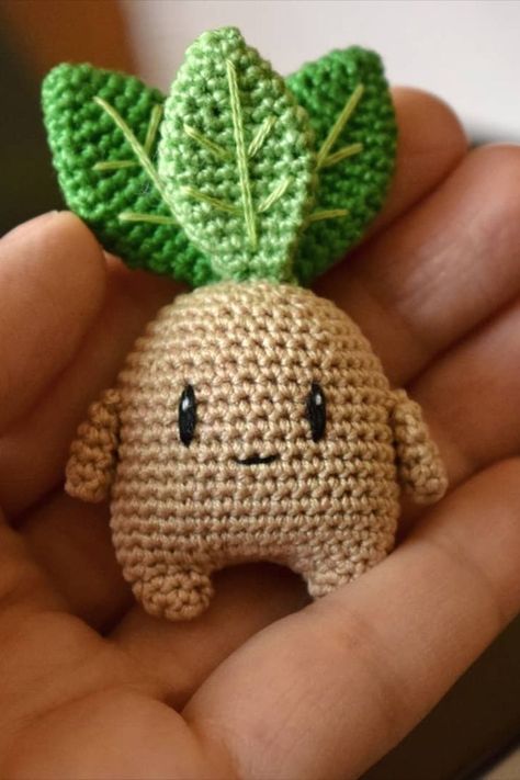 FREE crochet mini Mandrake pattern #amigurumipattern #amigurumi #crochetmandrake #amigurumimandrake #crochetpuppy #amigurumipuppy #crochettoy #amigurumitoy #crochetpattern #freeamigurumipattern Harry Potter Mandrake, Harry Potter Crochet, Easy Amigurumi, Confection Au Crochet, Pola Amigurumi, Kawaii Crochet, Crochet Simple, Fun Crochet Projects, Crochet Diy