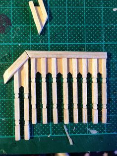 Architecture of Tiny Distinction: A Tiny Staircase Tutorial Tiny Staircase, Dollhouse Staircase, Fairfield Dollhouse, Houses Interior, Diy Staircase, Dollhouse Miniature Tutorials, Miniature Tutorials, Doll House Plans, Mini Doll House