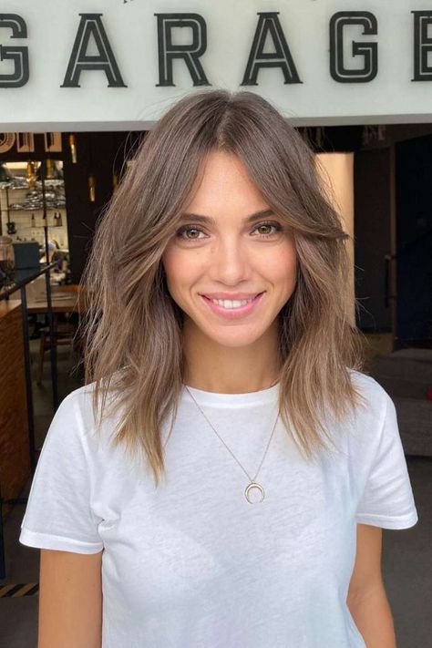 Trendy Haircut 2023, Bob Hairstyles With Side Bangs, 90's Hairstyle, It Girl Hair, Hairstyles With Side Bangs, Bang Inspo, Rambut Brunette, Side Bangs Hairstyles, The It Girl