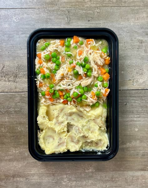 Shredded chicken, peas, celery, carrots, and onions served over top of mashed potatoes. This is a deconstructed version of Chicken Pot Pie. Pot Pie Meal Prep, Deconstructed Chicken Pot Pie, Applesauce Instead Of Oil, Meal Prep Manual, Chicken Peas, High Protein Meal Prep, Bodybuilding Recipes, Prep Bowls, Dinner Meal Prep