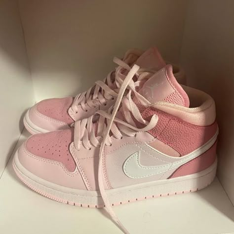 Digital pink Jordan 1s Digital Pink Jordans, Pink Jordan 1s, Jordan Rose, Pink Jordans, Pretty Sneakers, Dr Shoes, Trendy Shoes Sneakers, Preppy Shoes, Pretty Shoes Sneakers