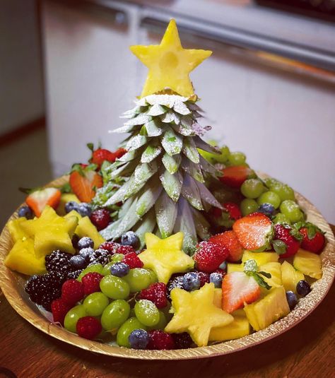 Christmas Fruit Bowl, Pineapple Tree, Snack Platters, Christmas Luncheon, Fruit Christmas Tree, Christmas Salads, Snack Platter, Christmas Fruit, Holiday Snacks