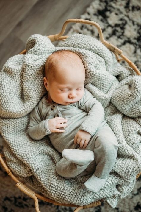 Newborn Photos To Take, Newborn Pics With Mom, Newborn Pics At Home Outfits, Easy Newborn Photos At Home, How To Do A Newborn Photoshoot At Home, 1 Week Newborn Pictures, Take Your Own Newborn Pictures, Newborn Photo Session At Home, Taking Newborn Pictures At Home