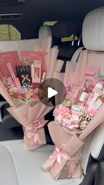 L U S H A M P E R S on Instagram: "pov: you’re in love with makeup bouquets!🩷🎀🫶🏻✨  the cutest bouquets!!🥹  #makeupbouquet #makeupbrands #makeupgift #bouquetflowers #bouquetideas #bouquetlover #happygirl #luxurymakeup #makeuplover #pinkpinkpink #pinkbouquet #pampergirly #girlyaesthetics #girlythings #giftideas #giftsforher #bouquetsforher #pinklover" Makeup Flower Bouquet Gift, Make Up Bouquet Gift Ideas, Gift Bouquet Ideas, Makeup Bouquet Gift, Craft Gift Basket, Makeup Bouquet, Quinceanera Photoshoot, Birthday Bouquet, Bouquet Gift