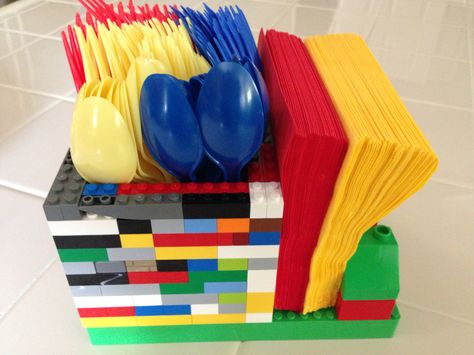 Lego Utensil Holder, Lego Centerpiece Ideas, Lego Party Decorations, Lego Desk, Lego Hacks, Lego Plates, Lego Themed Party, Hacks To Try, Lego Birthday Cake