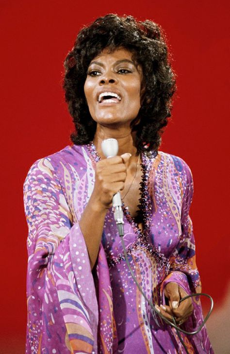 Dionne Warwick Dionne Warwick, R&b Artists, Soul Artists, Old School Music, R&b Music, Vintage Black Glamour, Black Hollywood, Contemporary Music, Black Music