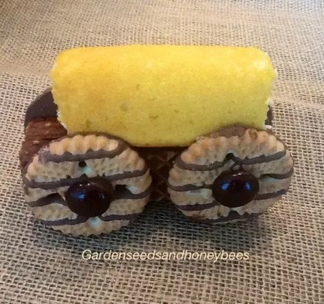 Covered Wagon Cookie Round-Up - Garden Seeds and Honey Bees Pioneer Day Crafts, Birthday Party Meals, Pioneer Day Activities, Bible School Snacks, Western Vbs, Cloud Cakes, Pioneer Activities, Pioneer Crafts, Fudge Stripe Cookies