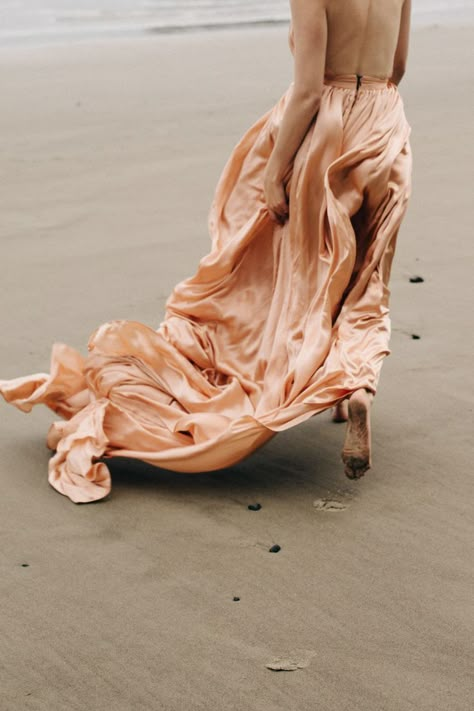 Flowy beach dress perfect for destination wedding Unique Wedding Gowns, Wedding Gown Inspiration, Blowing In The Wind, Shotting Photo, Gown Inspiration, Beach Shoot, Bridal Session, Vintage Glam, Shooting Photo