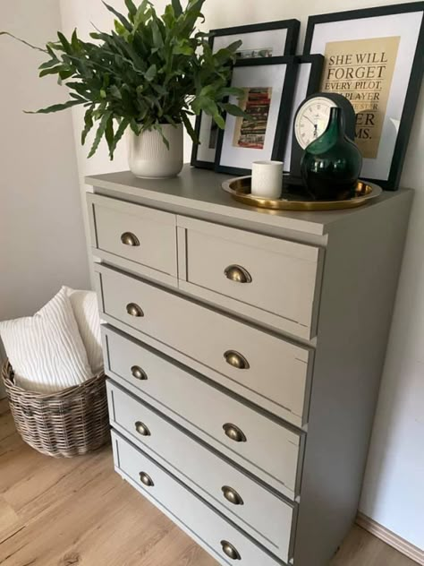 MALM Kommode streichen: Anleitung | MissPompadour Ikea Malm Upcycle, Ikea Malm Makeover, Malm Upcycle, Malm Upcycling, Ikea Malm Diy, Malm Diy, Ikea Malm Chest Of Drawers, Ikea Upcycling, Commode Malm Ikea