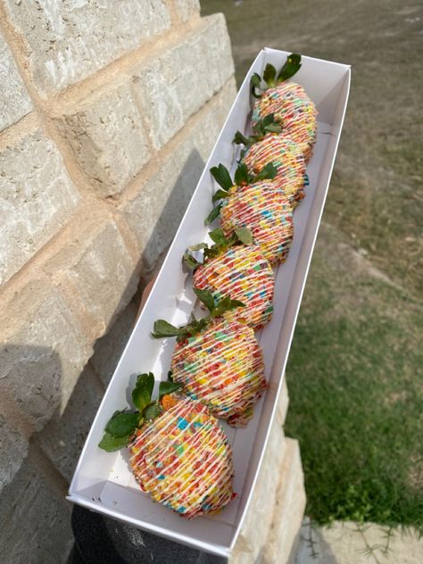 Fruity Peddles Treats, Fruity Pebbles Pretzel Rods, Fruity Pebble Strawberries, Chocolate Covered Strawberry Flavors, Fruity Pepples, Fruity Pebble Macarons, Fruity Pebbles Chocolate Covered Strawberries, Chocolate Covered Strawberry Recipe, Chocolate Covered Strawberries Bouquet