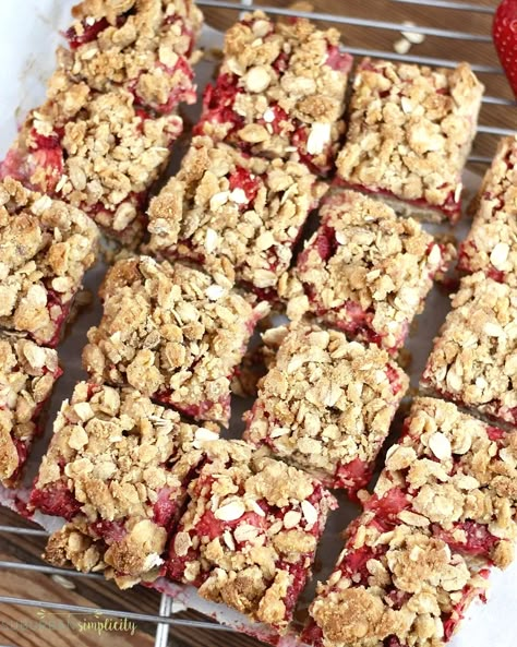 Strawberry Granola Bars, Easy Oatmeal Bars, Peanut Butter And Jelly Bars, Jelly Bars, Strawberry Granola, Strawberry Oatmeal Bars, Banana Baked Oatmeal, Baked Oatmeal Cups, Strawberry Oatmeal