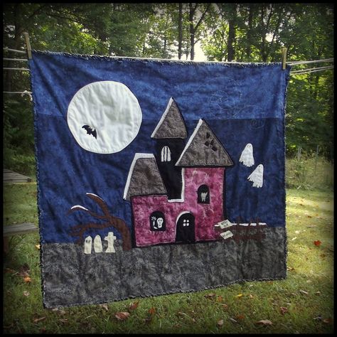 With pattern Haunted House Quilt, Interesting Crafts, House Quilt Patterns, Halloween Applique, Quilt Layers, Halloween Haunted House, Spooky House, Halloween Quilts, House Quilts