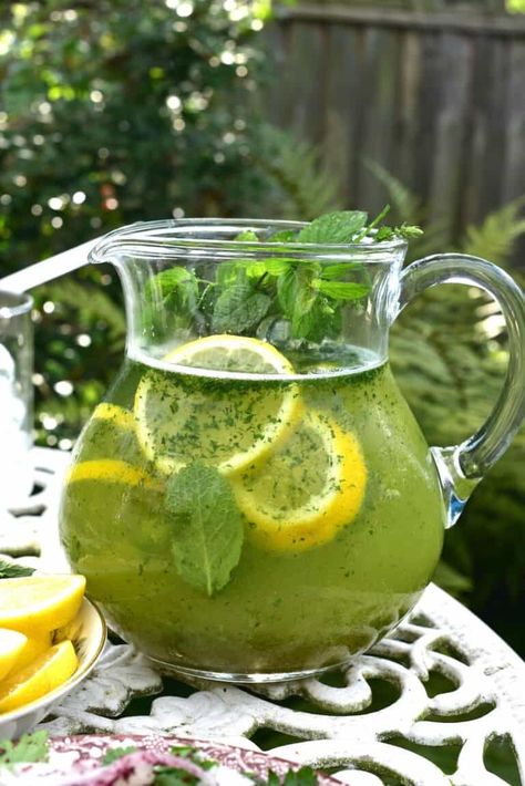 How to make mint lemonade - a refreshing, herby summery drink that will delight all mint lovers! This Lebanese lemonade (limonana mint) requires only 4 ingredients and is ready in minutes as a refreshing drink or "frozen mint lemonade" slushie. Plus, you can make it refined sugar-free or entirely sugar-free! Limonana Mint, Recipes With Lemon, Lemonade Slushies, Nut Butter Recipes, Homemade Pita, Homemade Pita Bread, Vegan Nutella, Cheese Rolls, Energy Shots