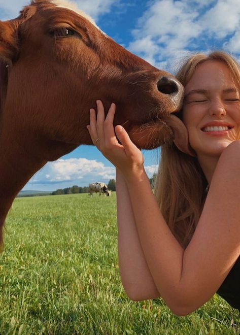 Cow Pictures Aesthetic, Farm Girl Photoshoots, Senior Pictures With Farm Animals, Girl With Animals Aesthetic, Cow Photoshoot Picture Ideas, Farm Instagram Pictures, Photoshoot With Cows, Farm Astethic, Farm Photo Ideas