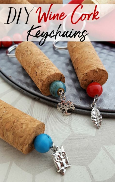 Wine Cork Key Chains, Diy Keychain Ideas, Wine Cork Diy Crafts, Wine Cork Projects, Wine Bottle Centerpieces, Cork Crafts Diy, Wine Cork Diy, Cork Ornaments, Cork Projects