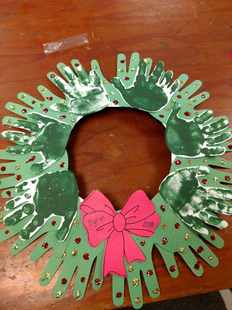 Handprint Wreath, Christmas Crafts Kids Ornaments, Baby Christmas Crafts, Christmas Reef, Baby Footprint Art, Kids Painting Crafts, Handprint Christmas, I Am So Sorry, Santa Crafts